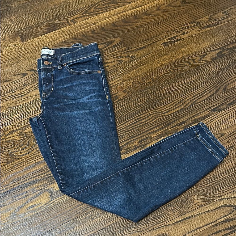 Madewell Skinny Jeans in a dark wash - Size 27